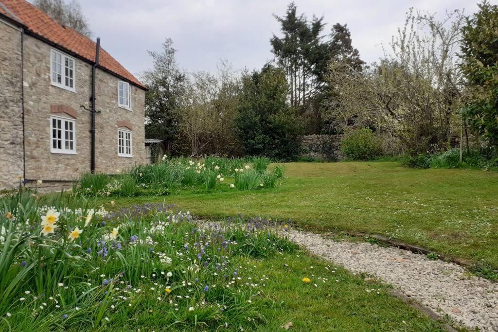 Characterful Cottage Adjacent To An Orchard Brockley Eksteriør bilde